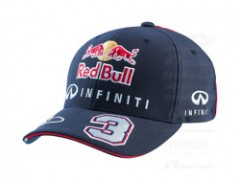 Znak rozpoznawczy rajdowca- czapka Red Bull na głowie Znak rozpoznawczy rajdowca- czapka Red Bull na głowie