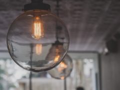 Czy lampę sufitową zawsze instaluje się na środku sufitu? Czy lampę sufitową zawsze instaluje się na środku sufitu?