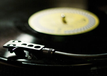 Jak bezpiecznie przechowywać płyty winylowe?
