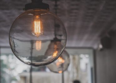 Czy lampę sufitową zawsze instaluje się na środku sufitu?