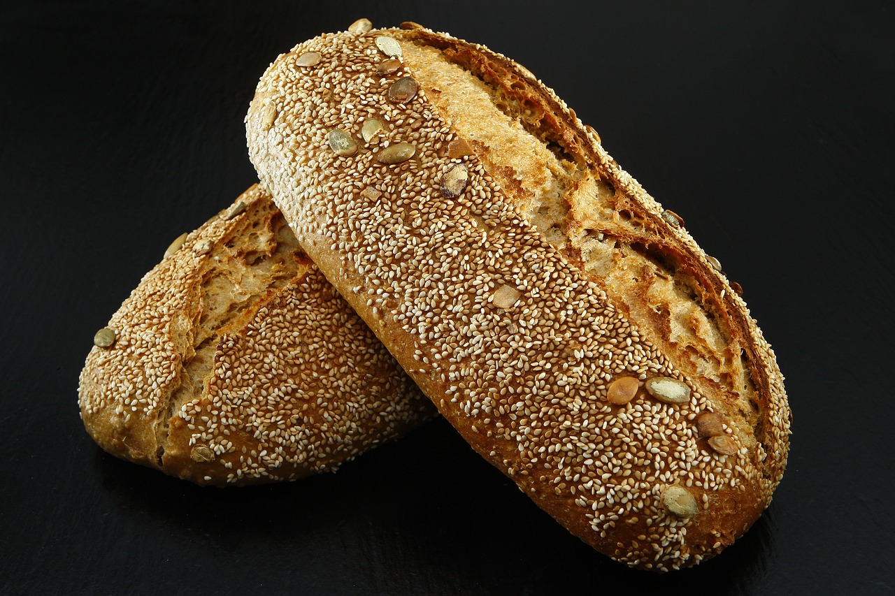 bochenek chleba z ziarnami
